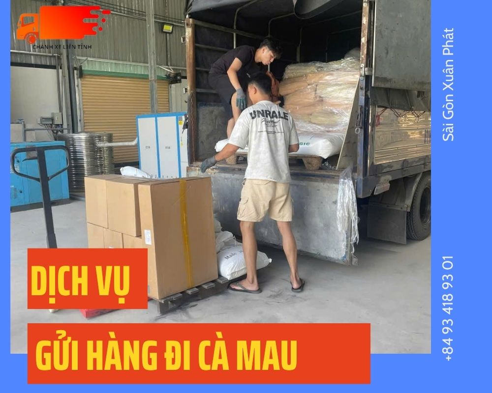 Công nhân bóc xếp hàng hóa để gửi chành xe đi Cà Mau