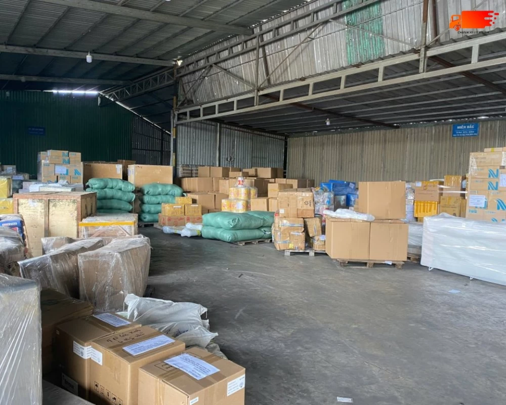 Kho hàng rộng rãi của Chành xe Sài Gòn Xuân Phát