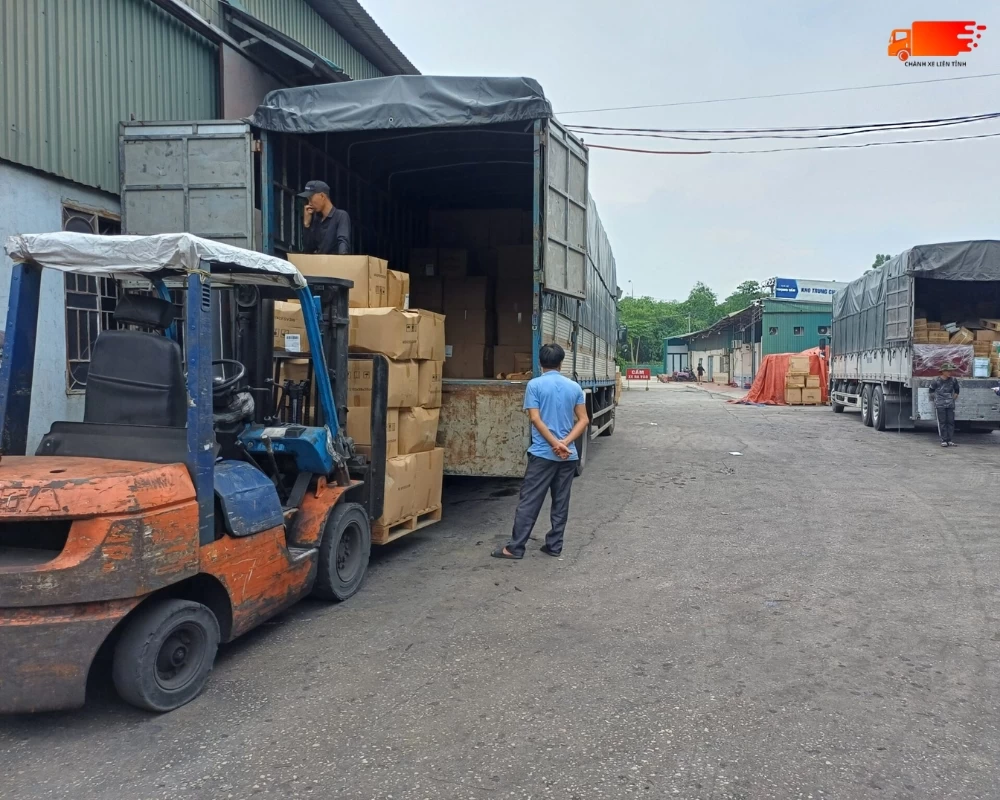Hàng hóa được bốc xếp cẩn thận lên xe tải