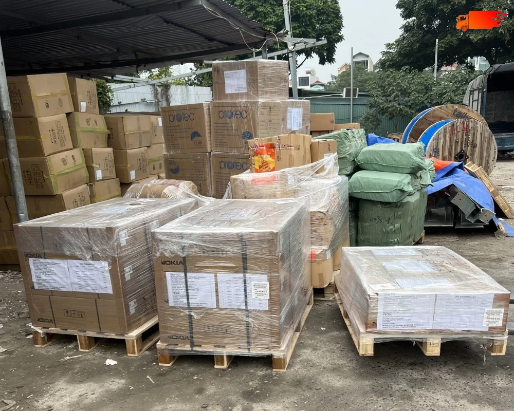 Hàng hóa được chành xe Sài Gòn Xuân Phát dán mã tag và bọc lót cẩn thận